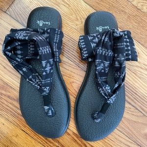 Sanuk flip flops - size 8